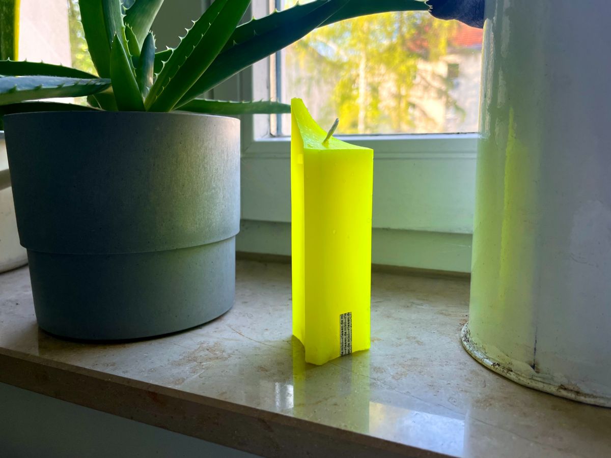Uniriese Deko Kerze aus Paraffin in Neon Gelb 13cm hoch als Wohnzimmer Deko oder Geschenk